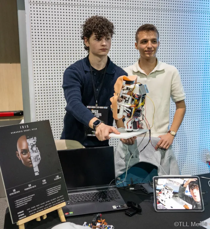 Vladimir и Daniel с прототип на робота V&D Labs